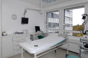 Arztpraxis München Umbau Gastroenterologie Behandlungszimmer