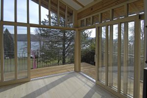 Wohnhaus Pilsensee Umbau Wohnzimmer Holz Balkon Fenster Dachschräge
