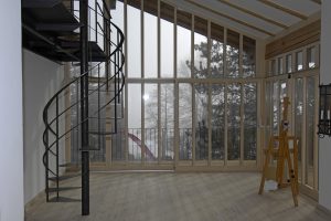 Wohnhaus Pilsensee Umbau Galerie Stahl schwarz Wendeltreppe Holz Fenster Dachschräge