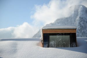 Wohnhaus Achensee Rofangarten Österreich Dachgaube Niedrigenergie Winter